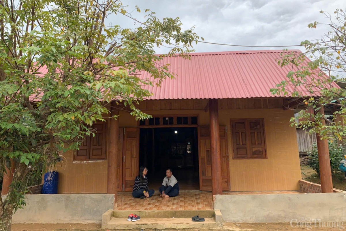 Anh Zơ Râm Đồng với ngôi nhà mới được hỗ trợ xây mới từ chương trình xóa nhà tạm, nhà dột nát Anh Zơ Râm Đồng với ngôi nhà mới được hỗ trợ xây mới từ chương trình xóa nhà tạm, nhà dột nát