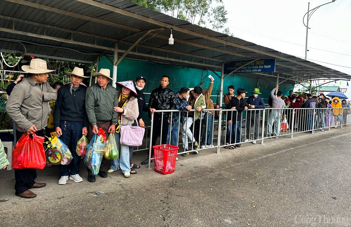 Dòng người chờ đợi lên xe điện để tham quan chùa Hương Tích Dòng người chờ đợi lên xe điện để tham quan chùa Hương Tích