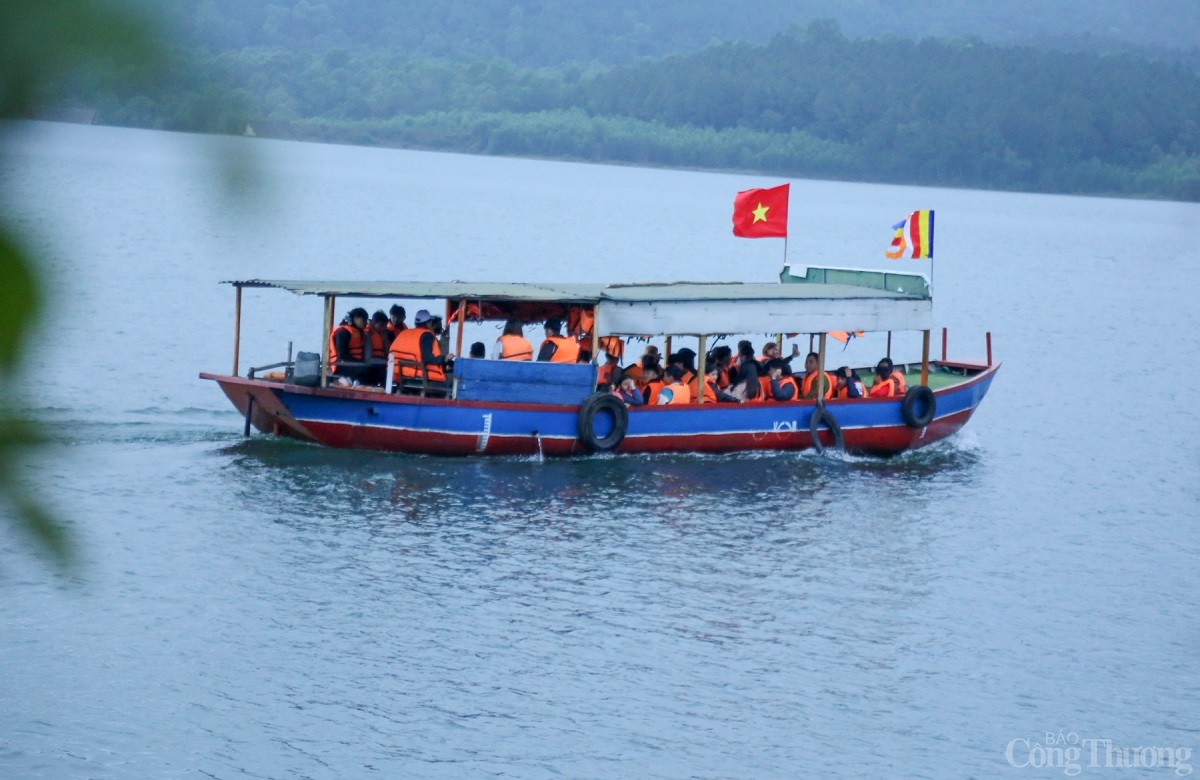 Ngoài xe điện, người dân cũng có thể đi thuyền để lên tham quan chùa Ngoài xe điện, người dân cũng có thể đi thuyền để lên tham quan chùa