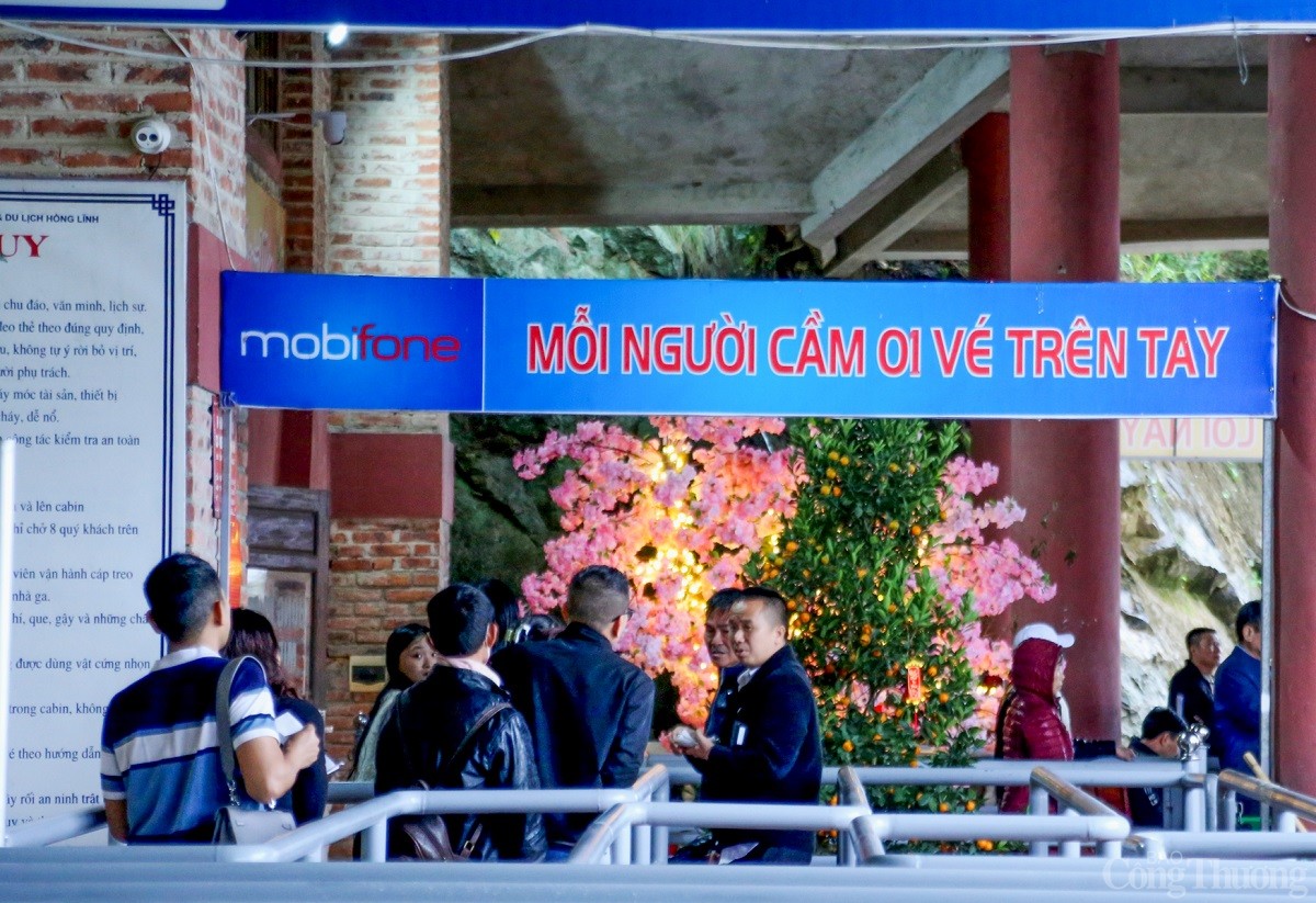 Tại khu vực lên cáp treo không xảy ra tình trạng xô đẩy, chèn ép du khách Tại khu vực lên cáp treo không xảy ra tình trạng xô đẩy, chèn ép du khách