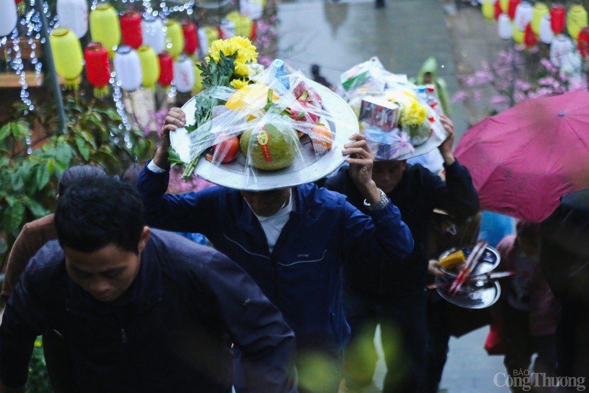 Lễ vật, mâm quả được người dân chuẩn bị để dâng lên chùa Lễ vật, mâm quả được người dân chuẩn bị để dâng lên chùa