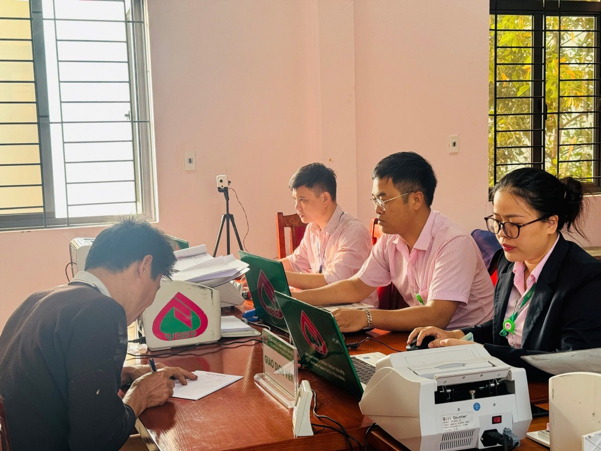 Đến hết tháng 1/2025, cho vay tín dụng chính sách đạt 10.529 tỷ đồng, với 165 nghìn lượt hộ nghèo và các đối tượng chính sách khác được vay vốn. Đến hết tháng 1/2025, cho vay tín dụng chính sách đạt 10.529 tỷ đồng, với 165 nghìn lượt hộ nghèo và các đối tượng chính sách khác được vay vốn.