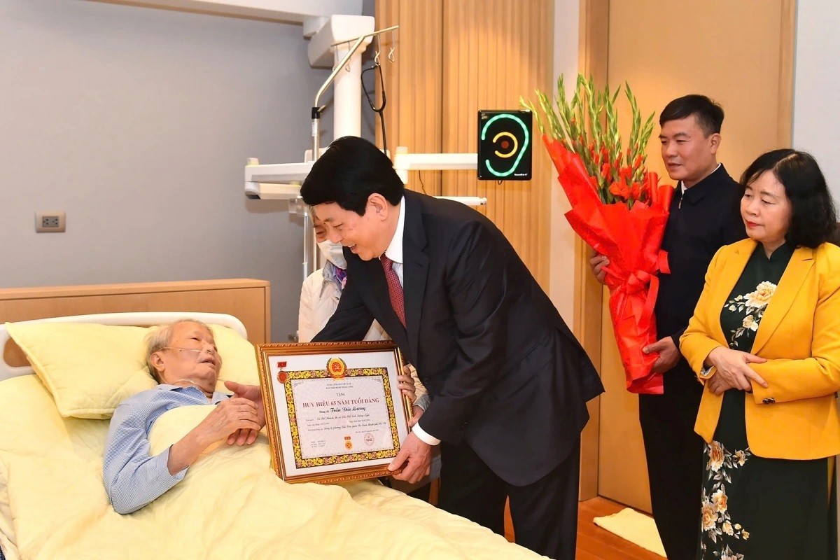 Chủ tịch nước Lương Cường trao Huy hiệu 65 năm tuổi đảng tặng nguyên Chủ tịch nước Trần Đức Lương. Chủ tịch nước Lương Cường trao Huy hiệu 65 năm tuổi đảng tặng nguyên Chủ tịch nước Trần Đức Lương.