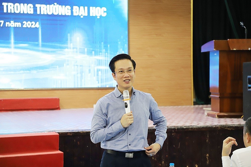 TS. Hà Minh Hiệp – Quyền Chủ tịch Ủy ban Tiêu chuẩn Đo lường Chất lượng Quốc gia trao đổi cùng sinh viên Trường Đại học Kỹ thuật Công nghiệp - Đại học Thái Nguyên. (Ảnh: Ngọc Xen).