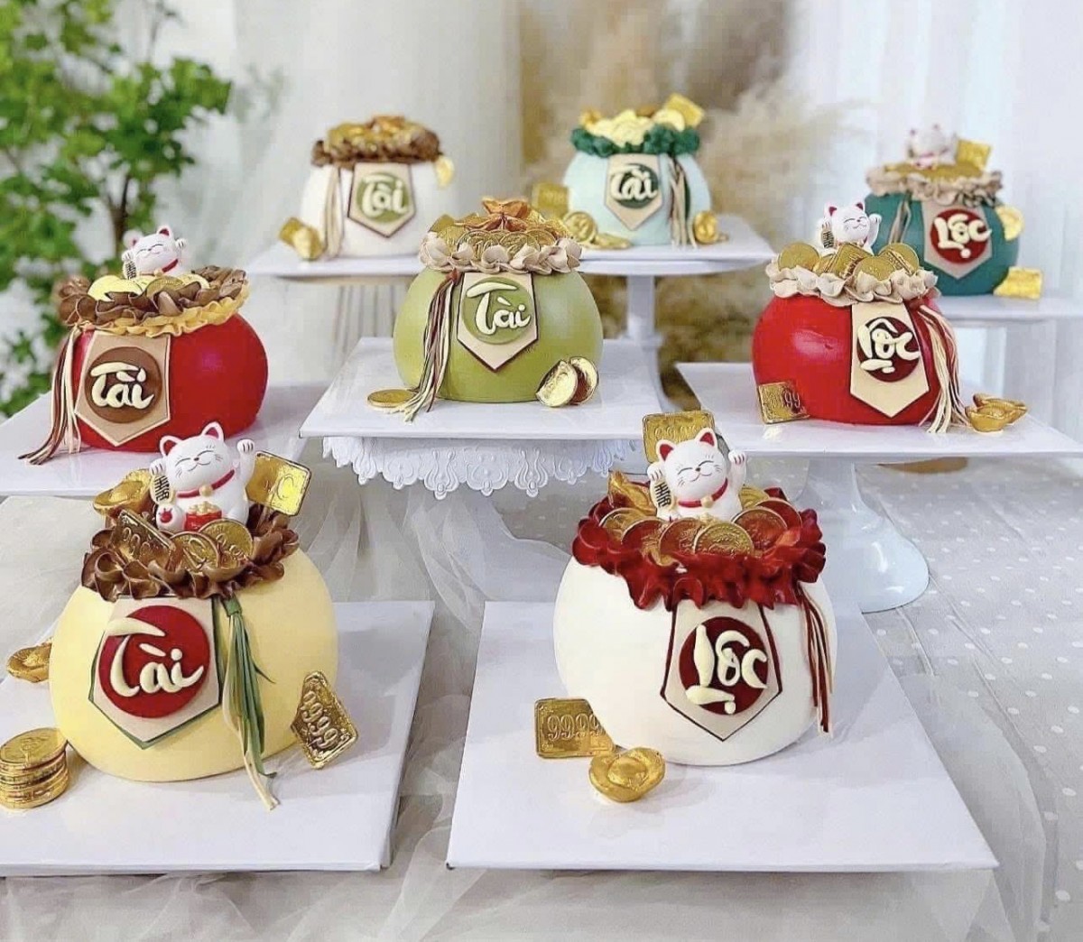 Bánh kem tạo hình hũ tiền vàng phải đặt hàng trước vì sản phẩm rất đắt khách. Ảnh: Nguyễn Vân