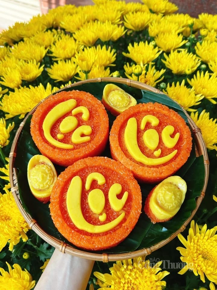 Xôi tạo hình thỏi vàng và khắc chữ trong ngày Thần Tài. Ảnh: Nguyễn Thanh