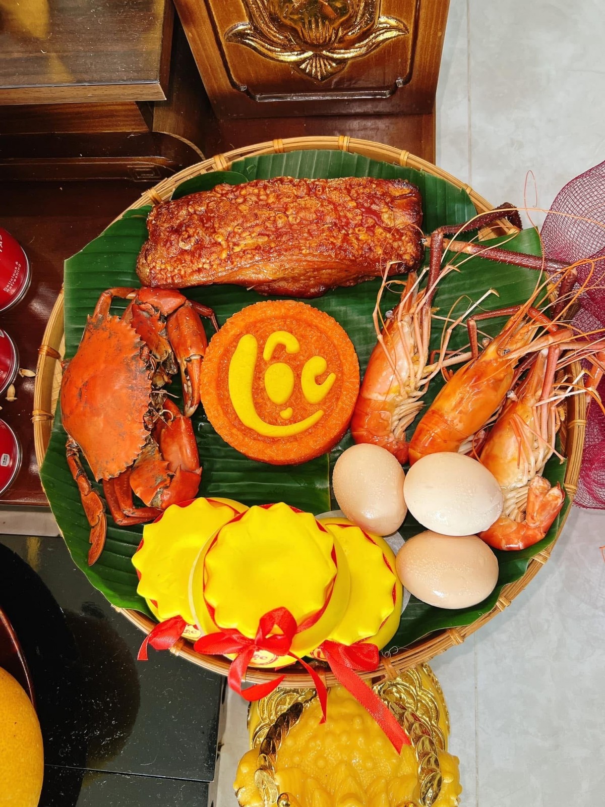 mâm cúng tam sên có giá từ 250.000 - 350.000 đồng/mâm tùy theo số lượng món như thịt heo quay, tôm càng hấp, trứng luộc…trở thành xu hướng tiêu dùng năm nay