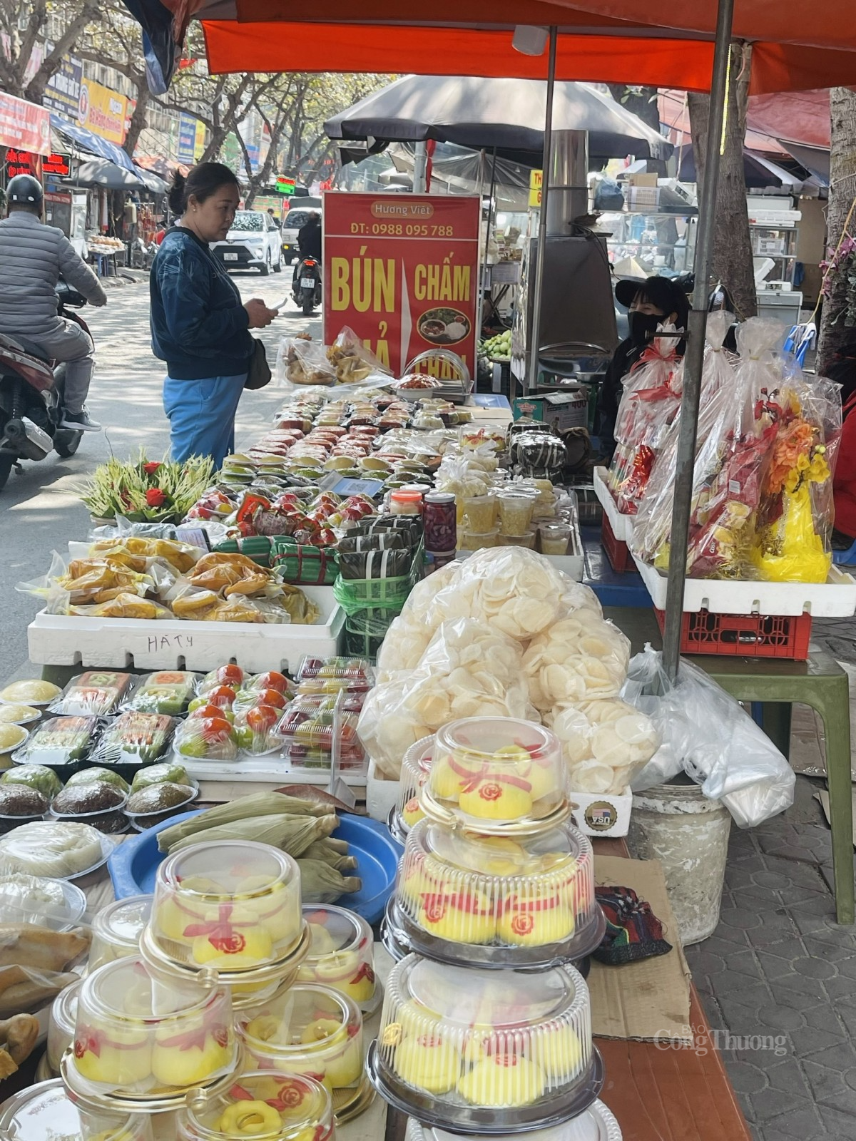 Người dân chọn mua đồ lễ cúng ngày Thần Tài mong cầu may mắn, tài lộc đầu năm mới. Ảnh: Nguyễn Thanh