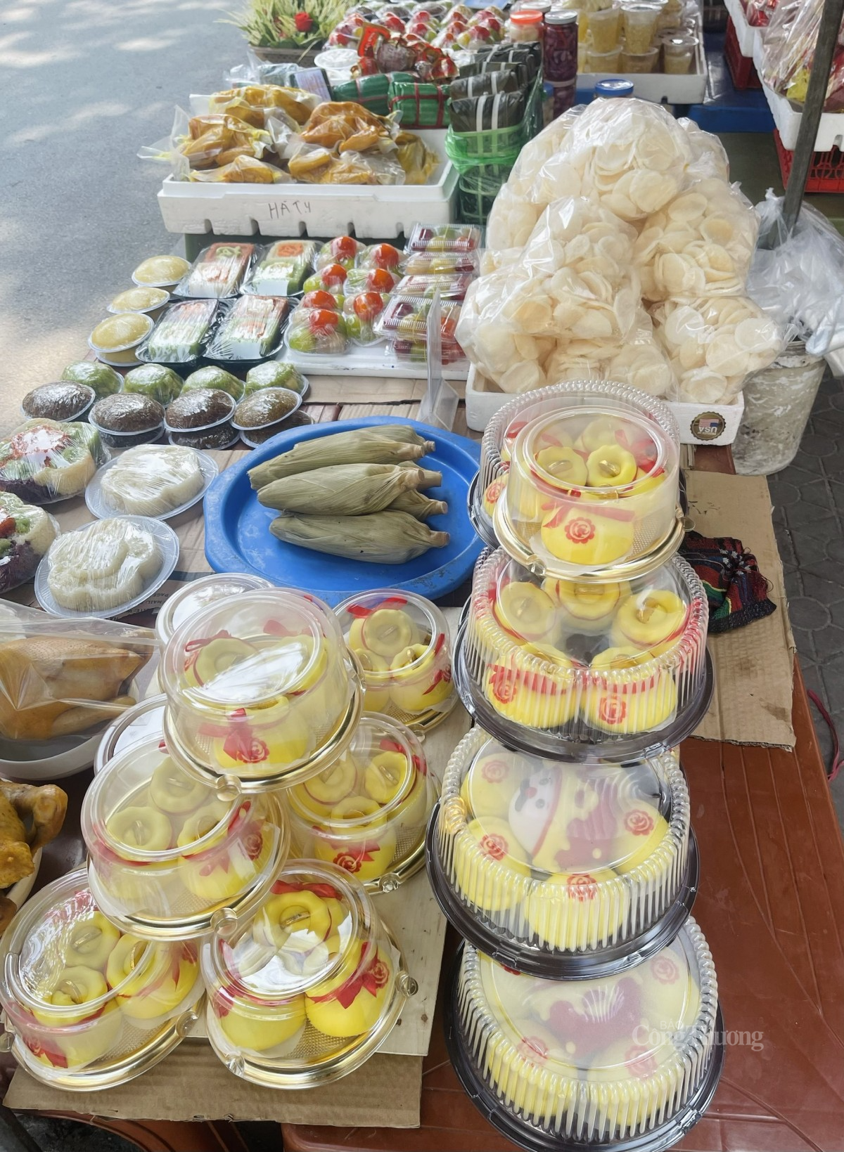 Sản phẩm bánh bao hình túi tiền, xôi khắc chữ rất được ưa chuộng. Ảnh: Nguyễn Thanh