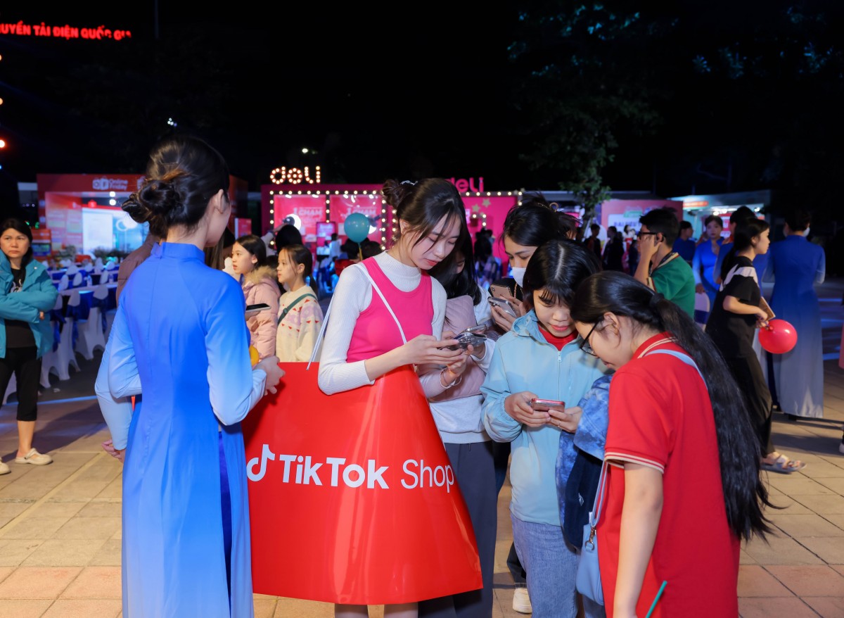 doanh số 5 sàn thương mại điện tử phổ biến nhất tại Việt Nam là Shopee, Lazada, TikTok Shop, Tiki và Sendo đạt 318.900 tỷ đồng, tăng 37,36% so với năm 2023 doanh số 5 sàn thương mại điện tử phổ biến nhất tại Việt Nam là Shopee, Lazada, TikTok Shop, Tiki và Sendo đạt 318.900 tỷ đồng, tăng 37,36% so với năm 2023