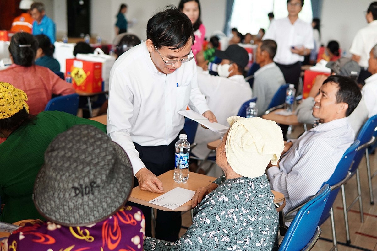 EVNSPC trao 320 chiếc xe đạp và 1.600 phần quà Tết