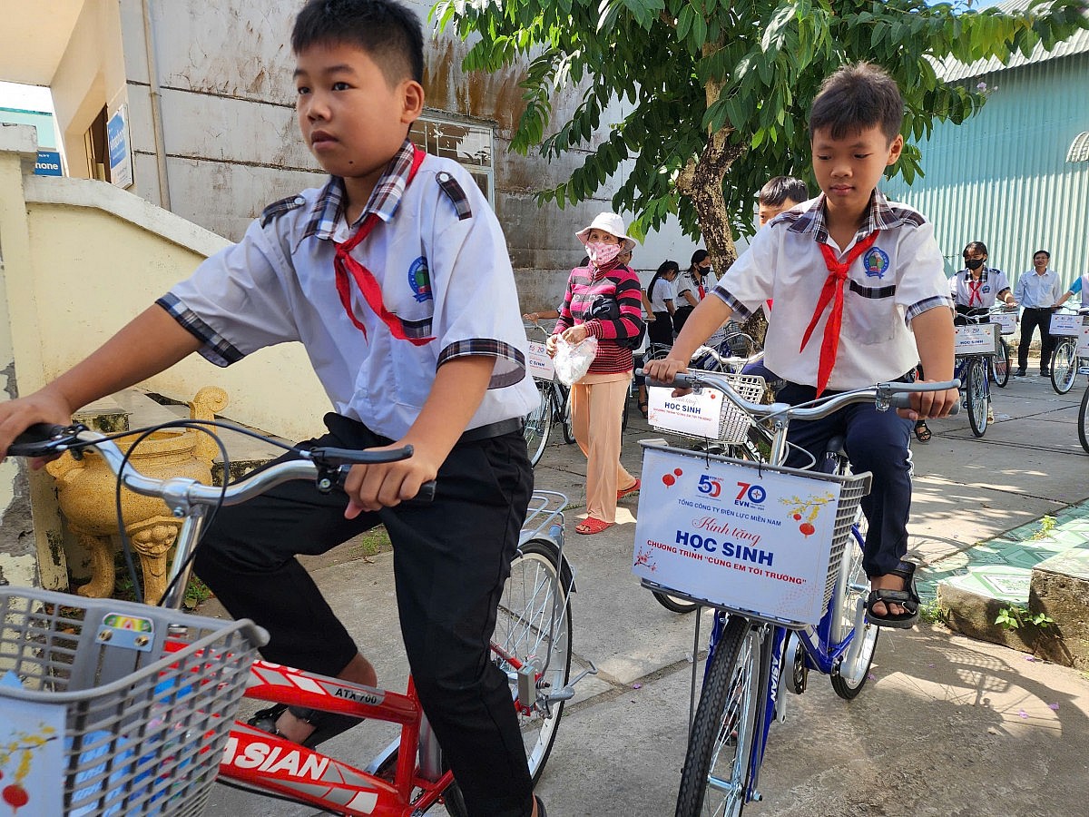 EVNSPC trao 320 chiếc xe đạp và 1.600 phần quà Tết