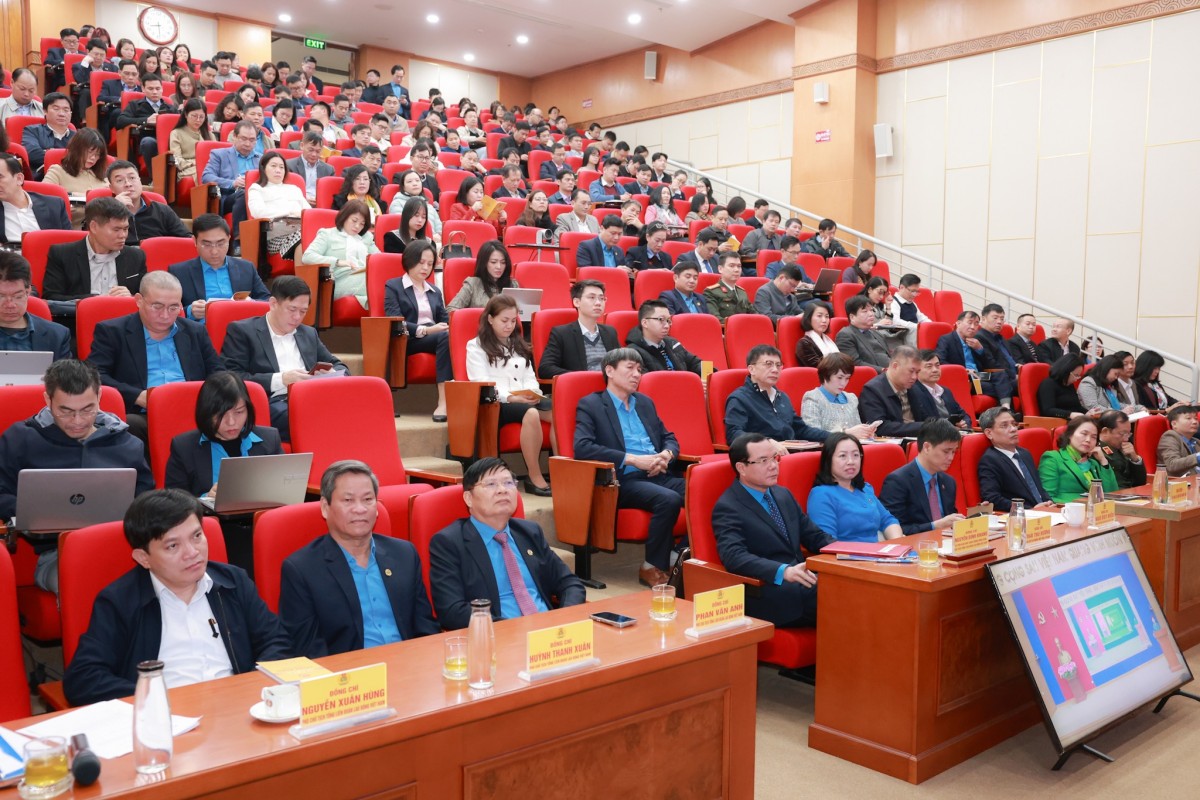 Đại biểu tham dự Hội nghị toàn quốc quán triệt, triển khai Luật Công đoàn, Luật Bảo hiểm xã hội năm 2024 Đại biểu tham dự Hội nghị toàn quốc quán triệt, triển khai Luật Công đoàn, Luật Bảo hiểm xã hội năm 2024