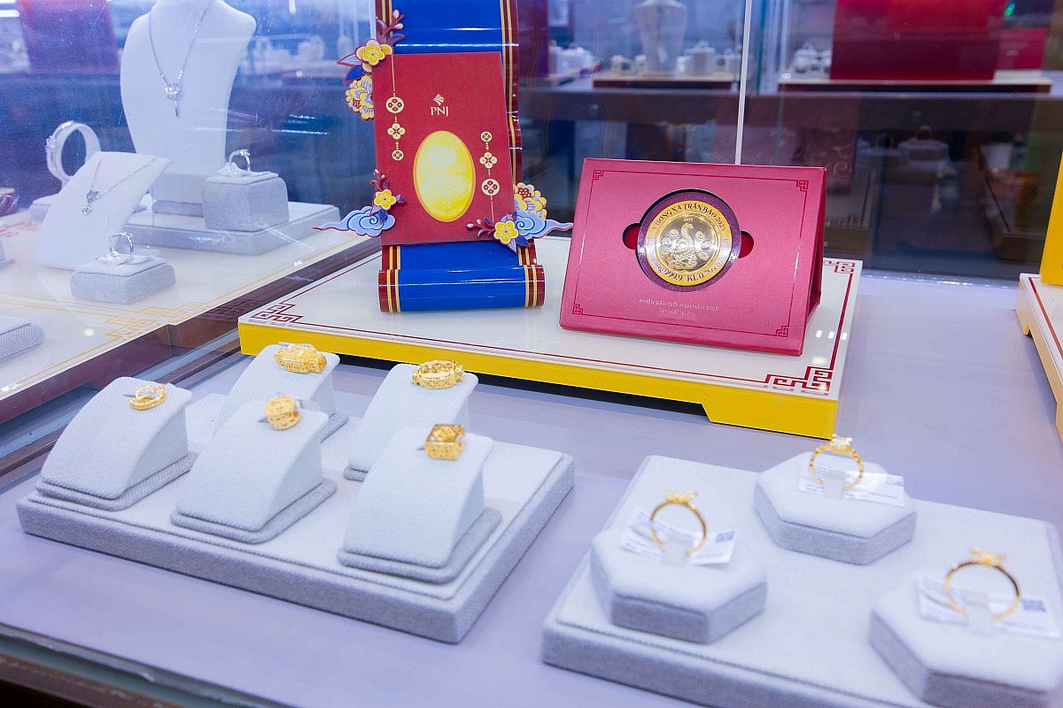 Sát ngày vía Thần tài, nhiều người tranh thủ mua vàng sớm