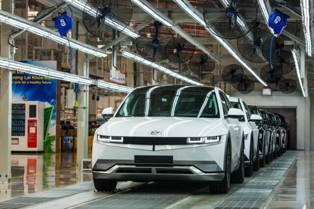 Từ ngày 1/3/2025 đến 28/2/2027, mức lệ phí trước bạ của các xe này sẽ được tính bằng 50% mức lệ phí áp dụng cho ô tô sử dụng xăng, dầu. Ảnh: Hyundai