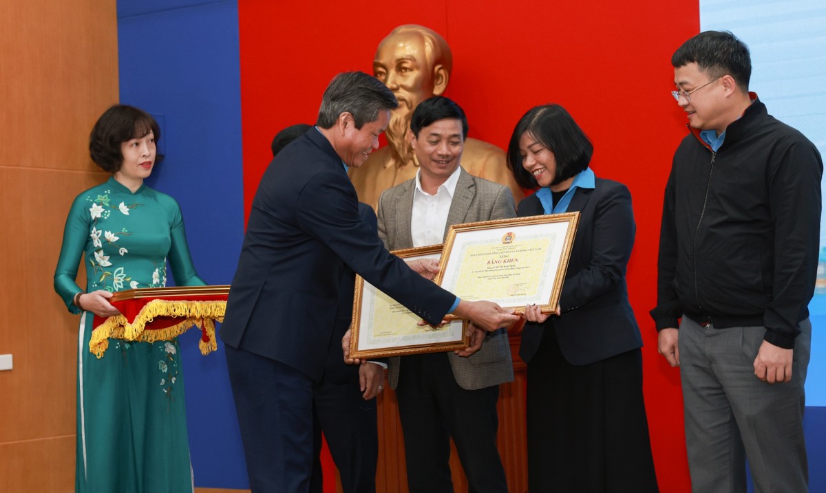 Tổng Liên đoàn Lao động Việt Nam trao tặng Bằng khen cho các tập thể cá nhân có nhiều đóng góp trong quá trình xây dựng Luật Công đoàn Tổng Liên đoàn Lao động Việt Nam trao tặng Bằng khen cho các tập thể cá nhân có nhiều đóng góp trong quá trình xây dựng Luật Công đoàn