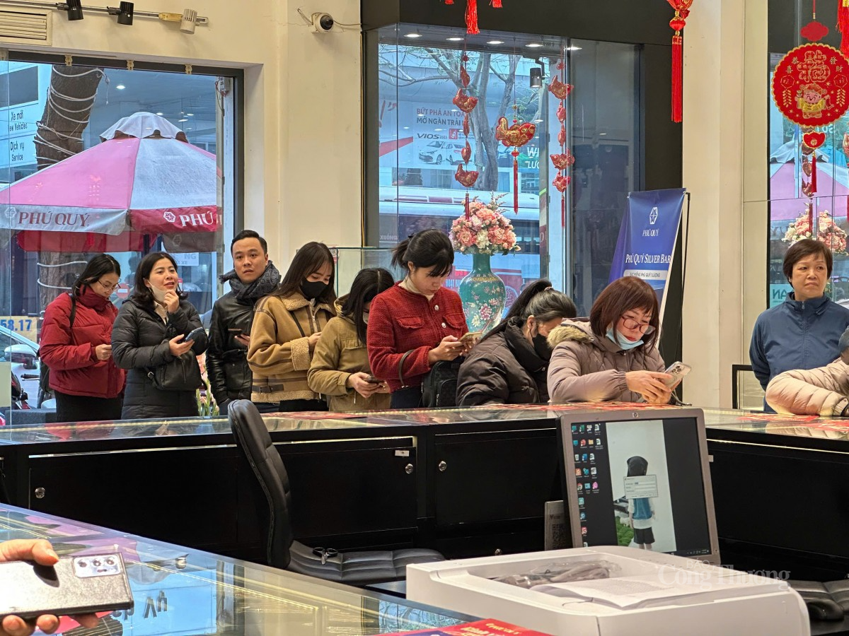 Khách hàng chờ mua vàng tại Tập đoàn Vàng bạc Đá quý Phú Quý sáng ngày 4/2/2025. Ảnh: Thùy Dương Khách hàng chờ mua vàng tại Tập đoàn Vàng bạc Đá quý Phú Quý sáng ngày 4/2/2025. Ảnh: Thùy Dương