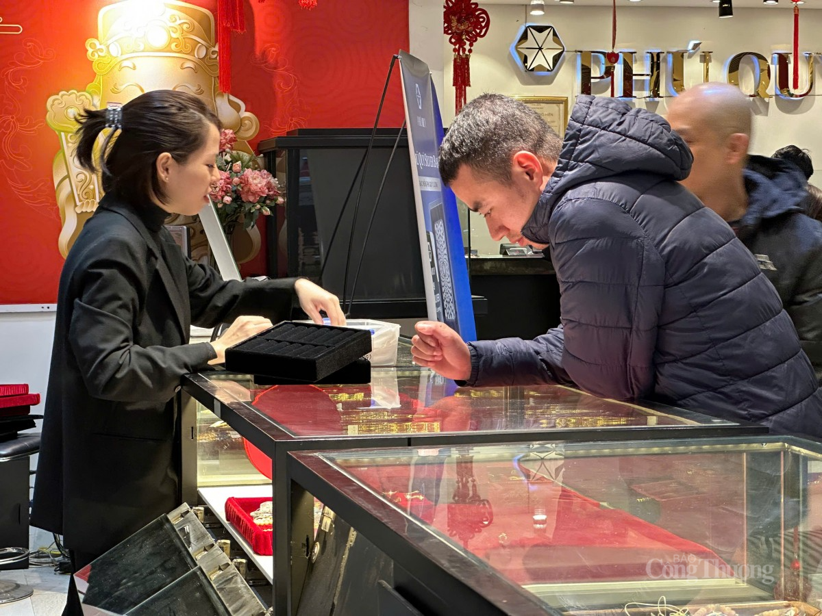 Nhân viên cửa hàng vàng Phú Quý tư vấn cho khách hàng. Ảnh: Thùy Dương Nhân viên cửa hàng vàng Phú Quý tư vấn cho khách hàng. Ảnh: Thùy Dương