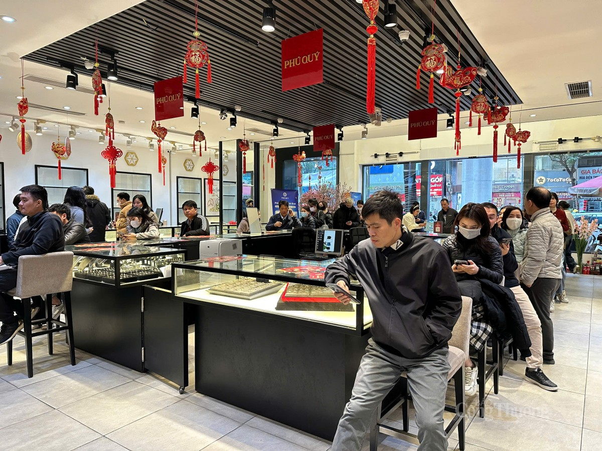 Người dân xếp hàng đợi mua vàng ngày vía Thần Tài. Ảnh: Thùy Dương Người dân xếp hàng đợi mua vàng ngày vía Thần Tài. Ảnh: Thùy Dương