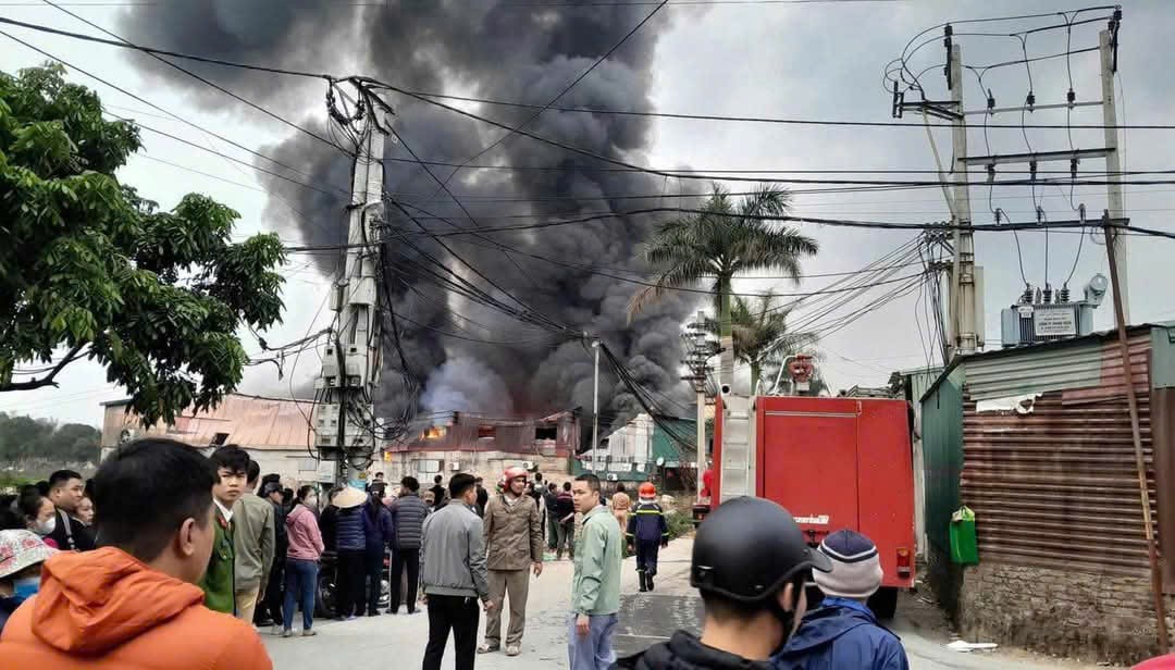 Bắc Ninh: Cháy lớn tại công ty giấy, khói đen ngùn ngụt Bắc Ninh: Cháy lớn tại công ty giấy, khói đen ngùn ngụt