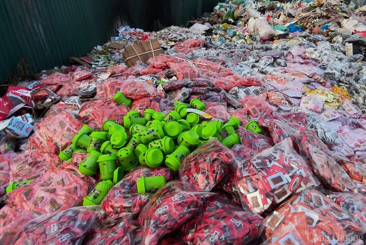 Hàng chụ tấn bánh kẹo, xúc xích... hóa rác tại La Phù
