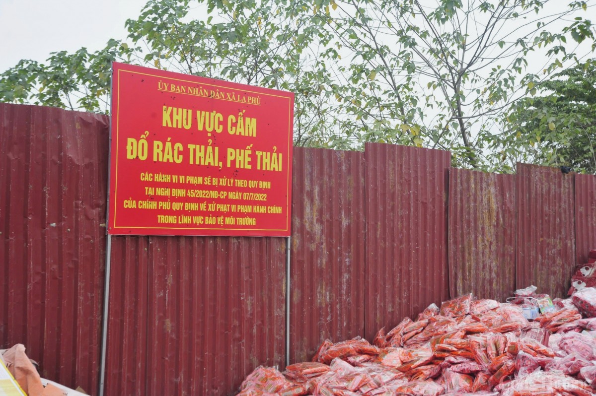 Hàng chụ tấn bánh kẹo, xúc xích... hóa rác tại La Phù