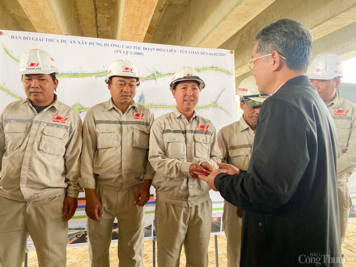 Bí thư Thành ủy Đà Nẵng thăm, động viên người lao động thi công cao tốc Hòa Liên - Túy Loan