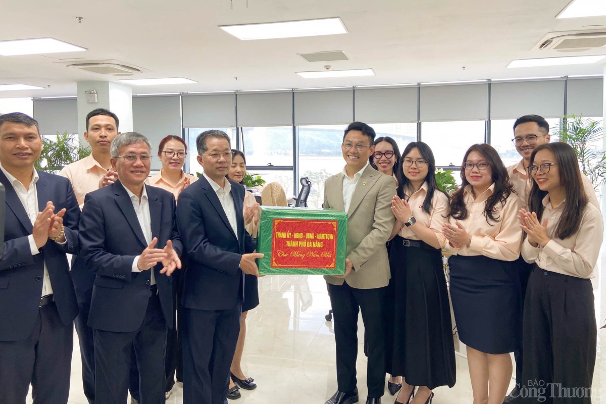 Bí thư Thành ủy Đà Nẵng tặng quà 