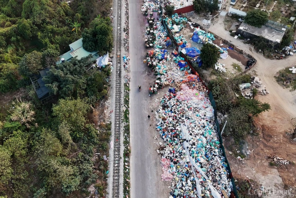 Hàng chụ tấn bánh kẹo, xúc xích... hóa rác tại La Phù