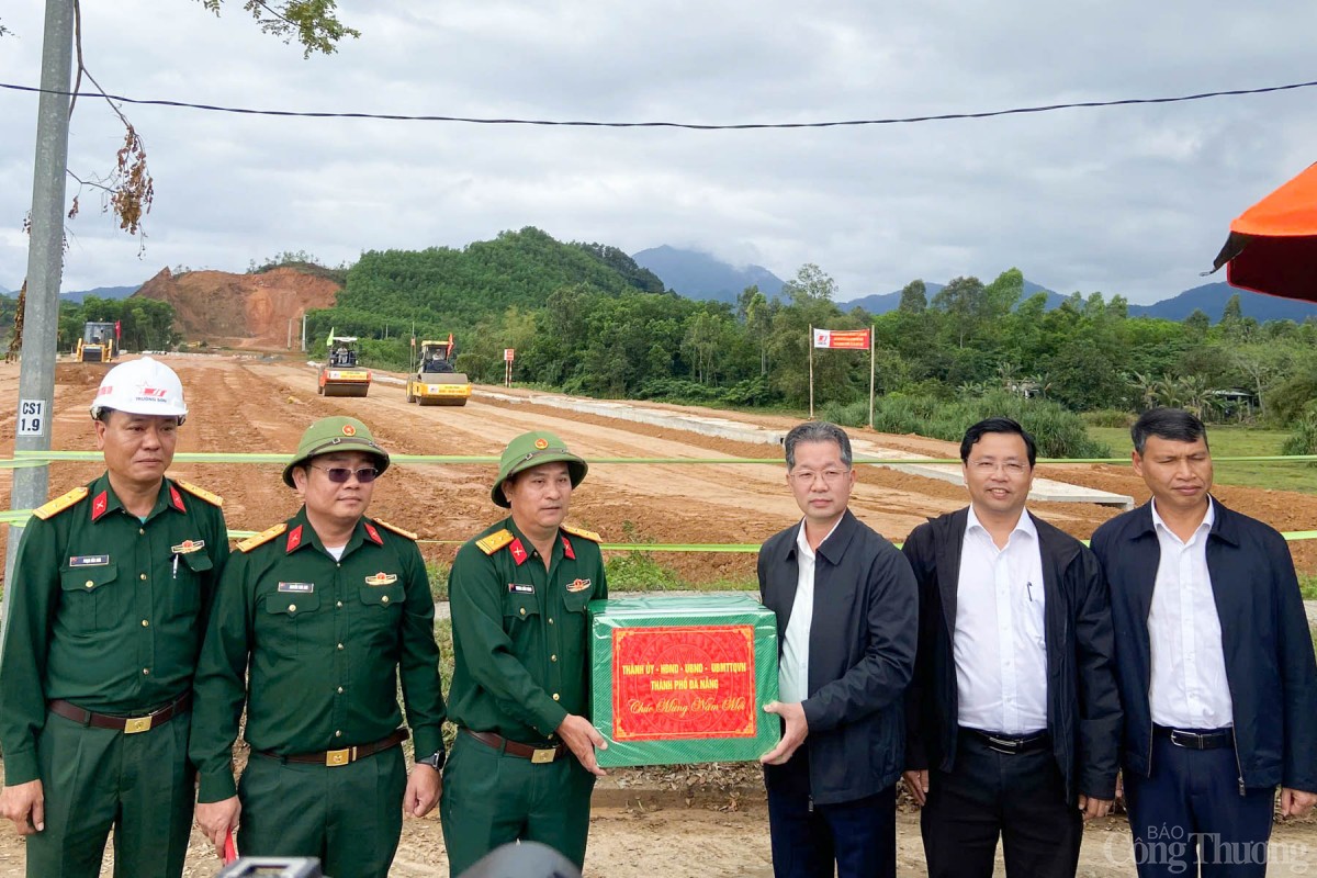 Tặng quà động viên đơn vị thi công dự án đường vành đai phía Tây