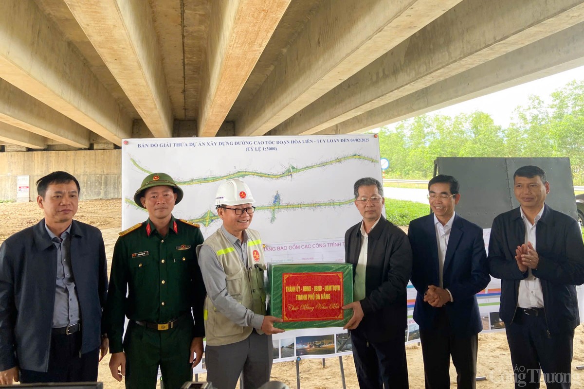 Tặng quà động viên đơn vi thi công dự án cao tốc Hòa Liên - Túy Loan