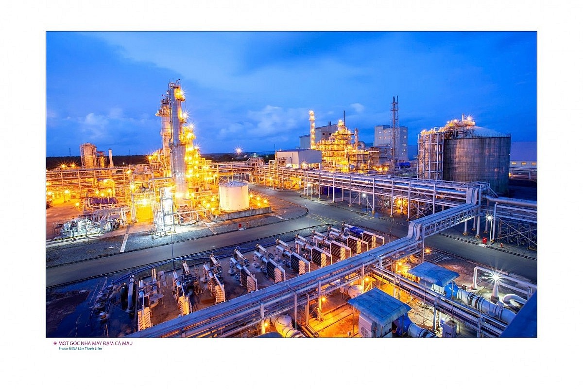 Nhà máy luôn sáng đèn của PVCFC, ảnh Thanh Liêm. Nhà máy luôn sáng đèn của PVCFC, ảnh Thanh Liêm.