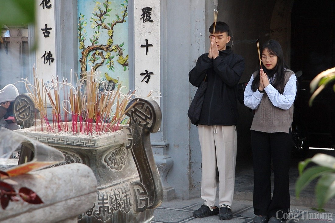 Đầu xuân, giới trẻ nô nức đi chùa Hà cầu duyên