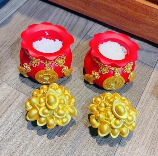 Hũ đựng muối gạo Thần Tài và hạt gạo vàng cũng là các sản phẩm được săn đón trước ngày vía Thần tài. Ảnh: Nguyễn Vân Hũ đựng muối gạo Thần Tài và hạt gạo vàng cũng là các sản phẩm được săn đón trước ngày vía Thần tài. Ảnh: Nguyễn Vân