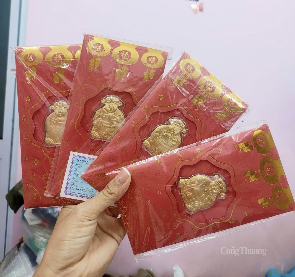 Bao lì xì Thần Tài có ý nghĩa mang lại may mắn, tài lộc nên được nhiều người săn đón. Ảnh: Nguyễn Vân Bao lì xì Thần Tài có ý nghĩa mang lại may mắn, tài lộc nên được nhiều người săn đón. Ảnh: Nguyễn Vân