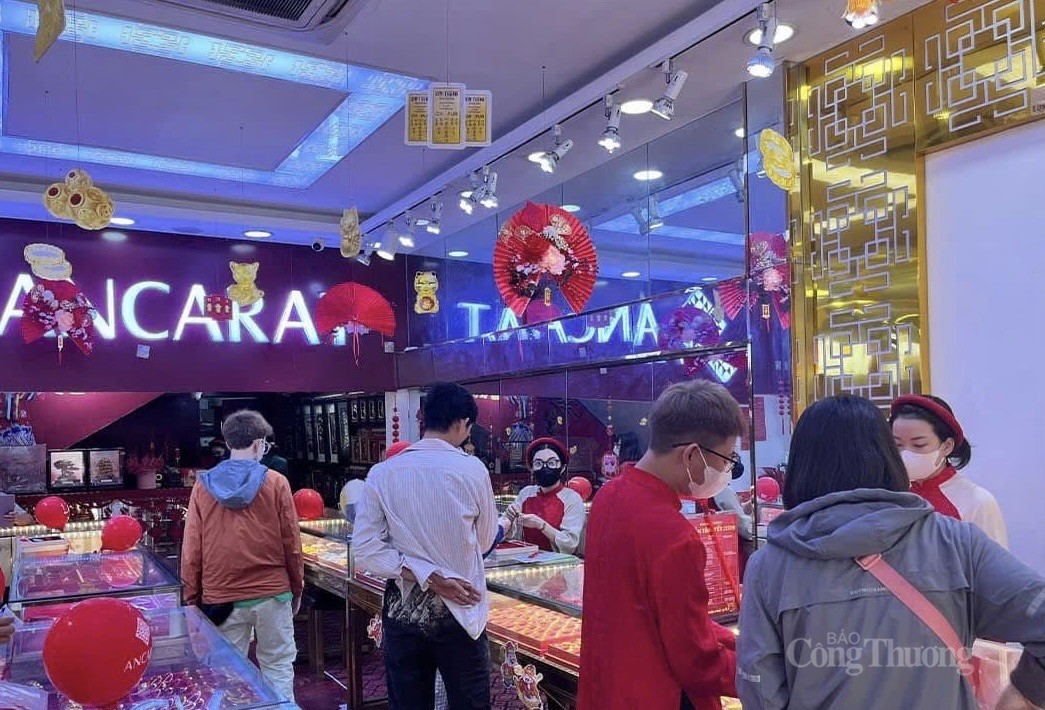 hệ thống trang sức phong thủy Ancarat tấp nập khách mua hàng ngày Thần tài. Ảnh: Nguyễn Vân hệ thống trang sức phong thủy Ancarat tấp nập khách mua hàng ngày Thần tài. Ảnh: Nguyễn Vân