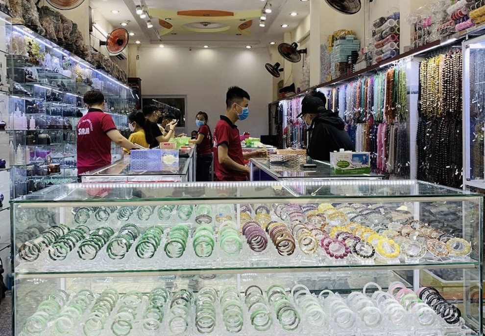 Cửa hàng bán đá phong thủy cũng đắt khách dịp này. Ảnh: Nguyễn Vân Cửa hàng bán đá phong thủy cũng đắt khách dịp này. Ảnh: Nguyễn Vân