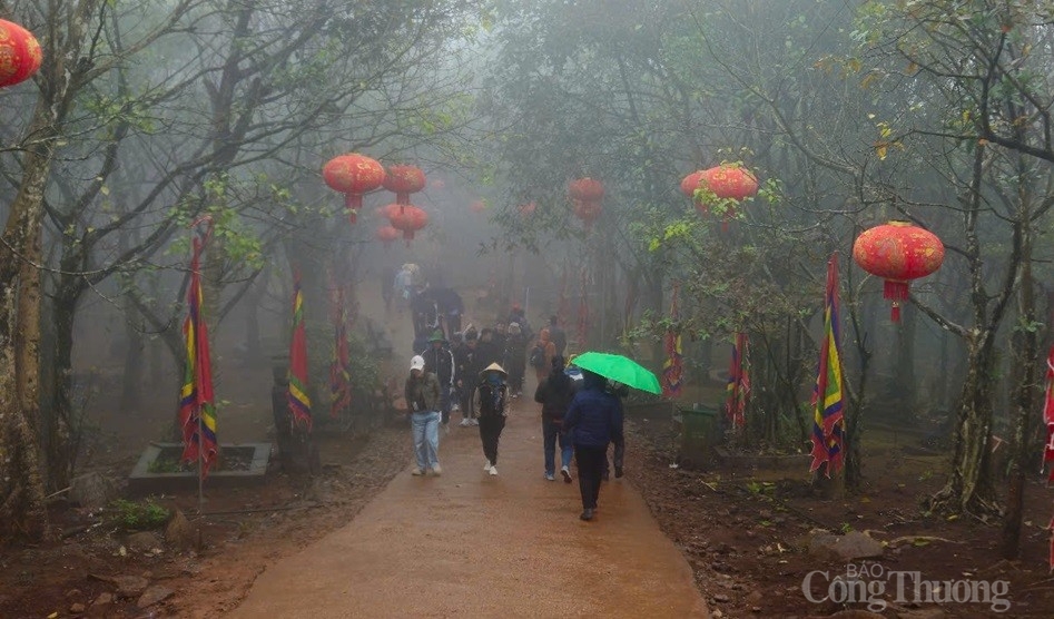 Hàng nghìn du khách đổ về Am Tiên ngày “mở cổng trời”