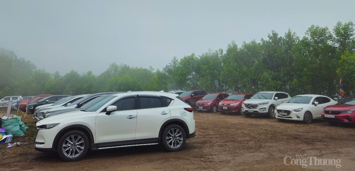 Hàng nghìn du khách đổ về Am Tiên ngày “mở cổng trời”