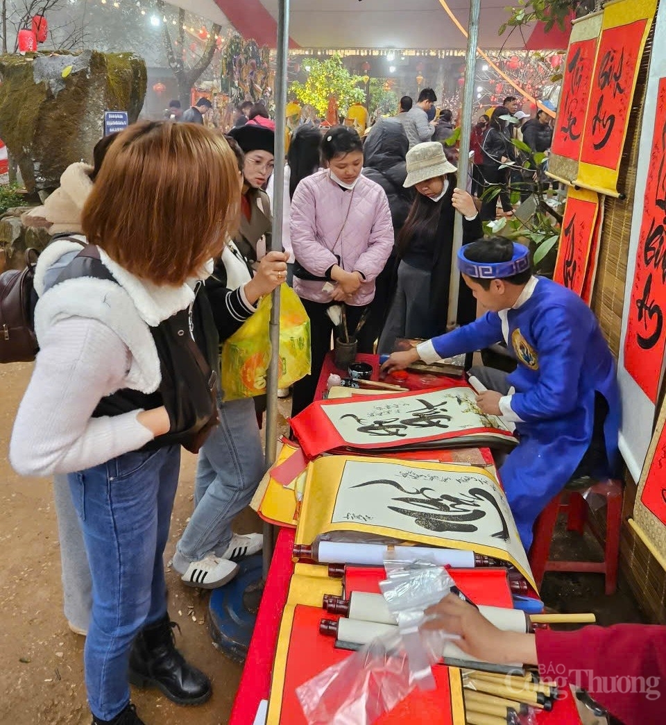 Hàng nghìn du khách đổ về Am Tiên ngày “mở cổng trời”