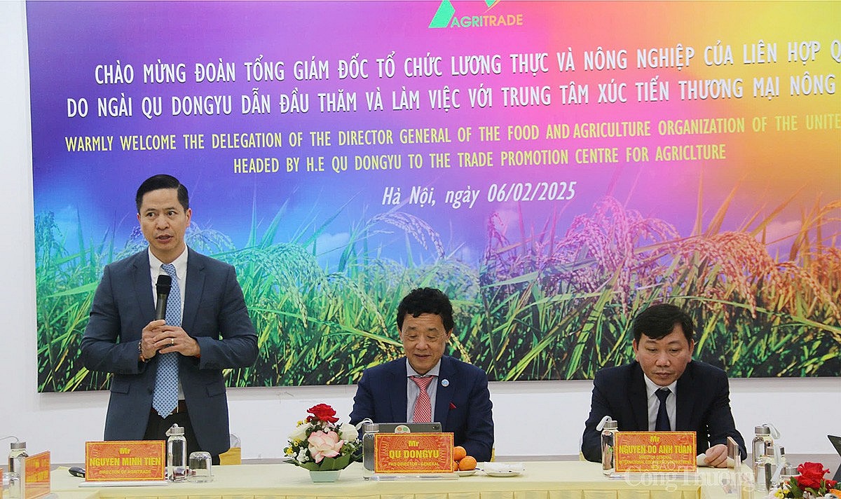 ông Nguyễn Minh Tiến – Giám đốc Trung tâm Xúc tiến thương mại Nông nghiệp chia sẻ tại buổi làm việc ông Nguyễn Minh Tiến – Giám đốc Trung tâm Xúc tiến thương mại Nông nghiệp chia sẻ tại buổi làm việc