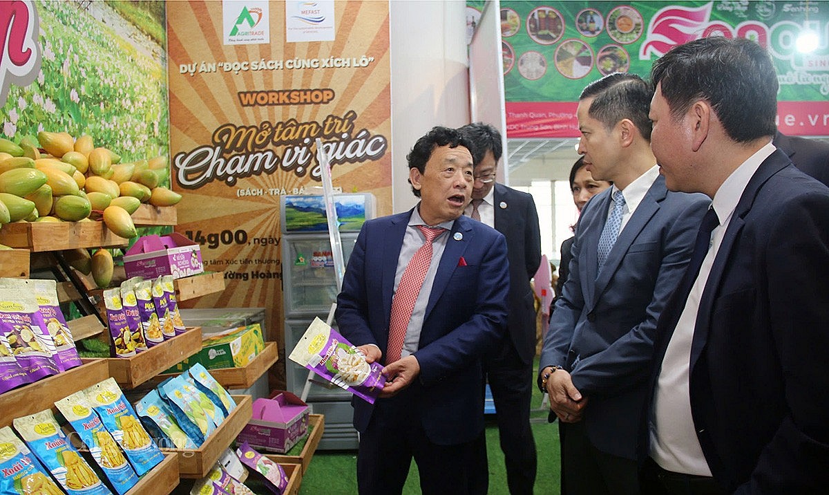 Đoàn đại biểu Tổ chức Lương thực và Nông nghiệp Liên hợp quốc (FAO) do ông Khuất Đông Ngọc – Tổng giám đốc FAO dẫn đầu đến thăm quan, khảo sát các mặt hàng nông sản, sản phẩm OCOP, sản phẩm nông nghiệp sinh thái, hữu cơ của ngành Nông nghiệp Việt Nam tại Trung tâm Xúc tiến thương mại Nông nghiệp (Agritrade) Đoàn đại biểu Tổ chức Lương thực và Nông nghiệp Liên hợp quốc (FAO) do ông Khuất Đông Ngọc – Tổng giám đốc FAO dẫn đầu đến thăm quan, khảo sát các mặt hàng nông sản, sản phẩm OCOP, sản phẩm nông nghiệp sinh thái, hữu cơ của ngành Nông nghiệp Việt Nam tại Trung tâm Xúc tiến thương mại Nông nghiệp (Agritrade)