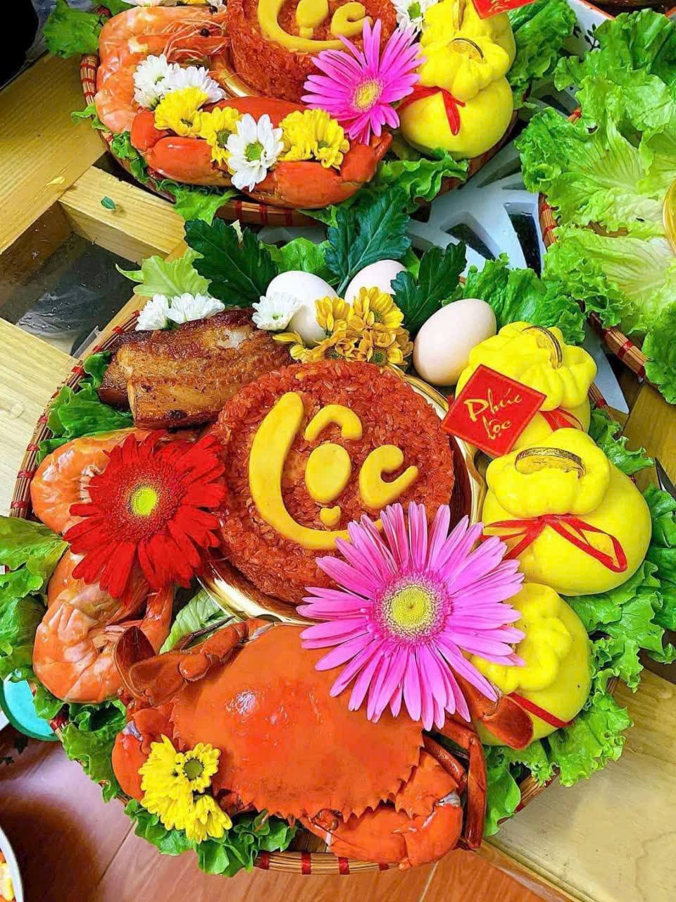 Mâm cúng thần tài bắt mắt với hải sản, xôi, thịt lợn, trứng...