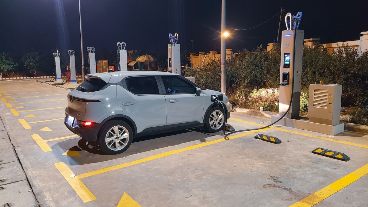 Người dùng xe điện tại các đô thị được tiếp cận mạng lưới trạm sạc rộng rãi. Ảnh: Tới Nguyễn