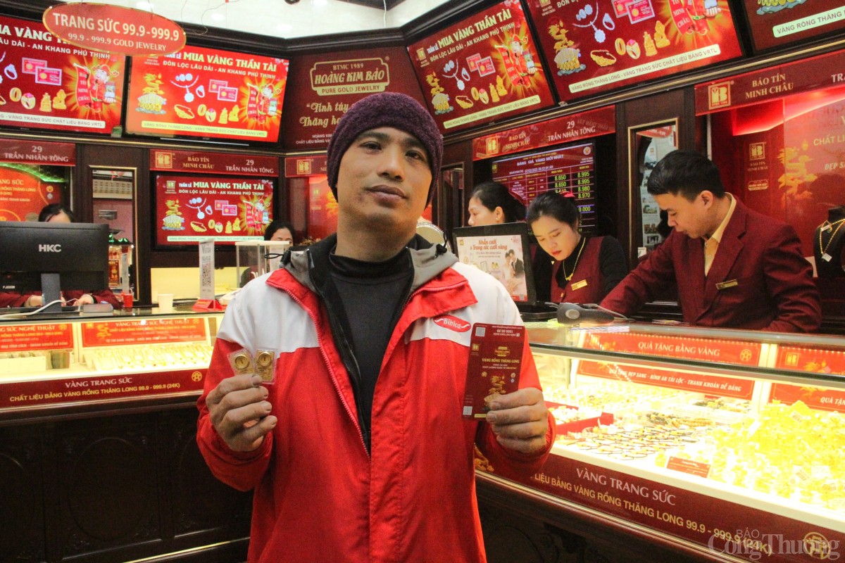 Thức dậy từ 1h sáng mua vàng Thần Tài tặng vợ