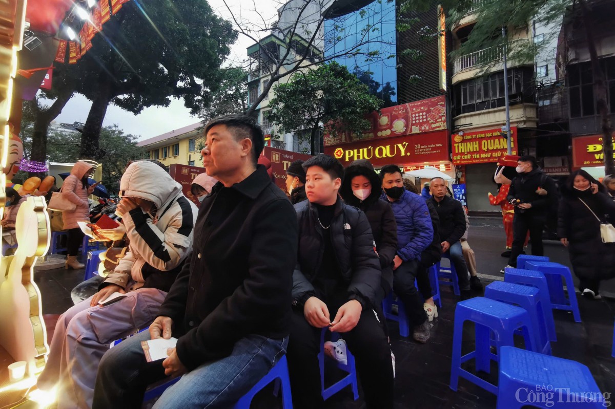 Thức dậy từ 1h sáng mua vàng Thần Tài tặng vợ