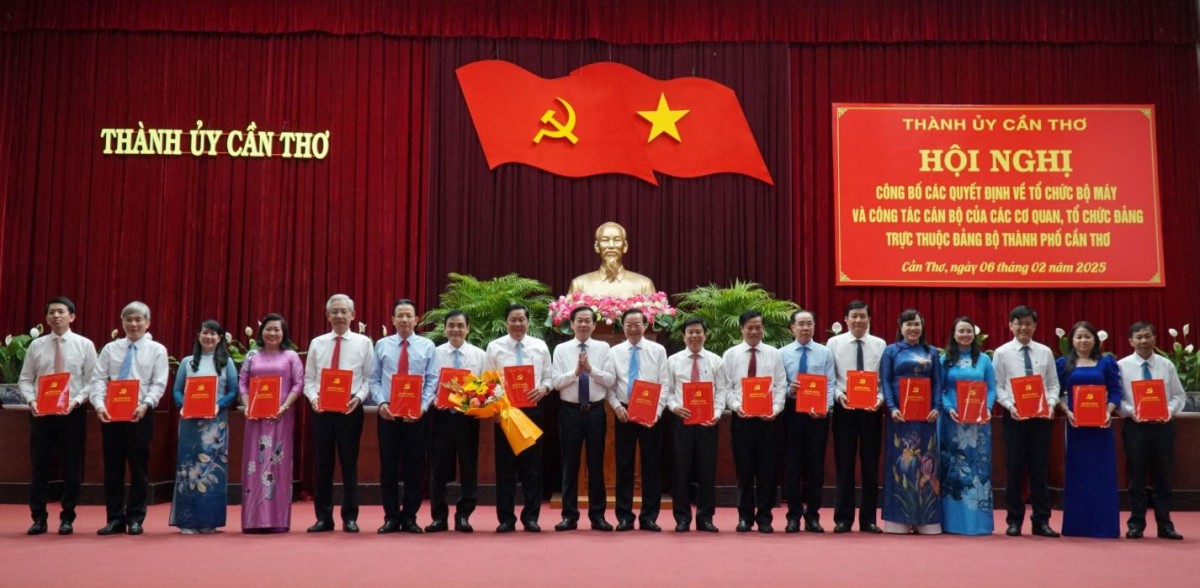 Bí thư Thành ủy Cần Thơ trao quyết định thành lập Đảng bộ TP. Cần Thơ Bí thư Thành ủy Cần Thơ trao quyết định thành lập Đảng bộ TP. Cần Thơ