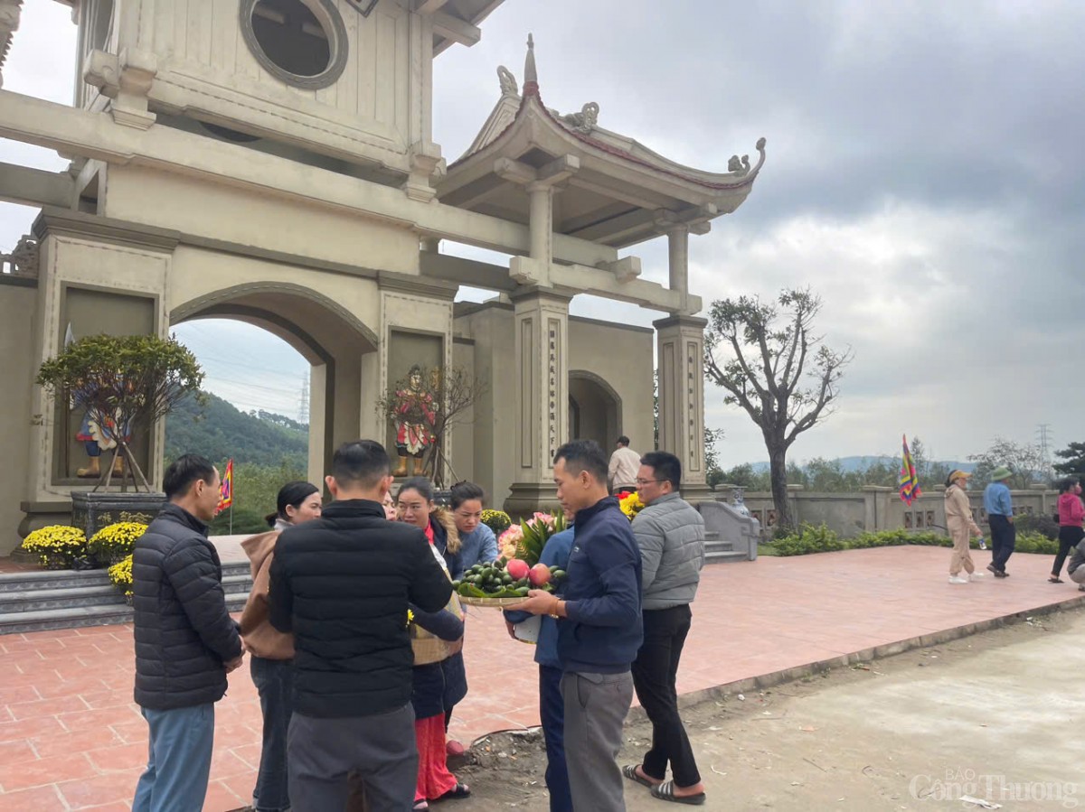 Người dân biện lễ đi dâng tại Đền vào ngày đầu năm mới  Người dân biện lễ đi dâng tại Đền vào ngày đầu năm mới