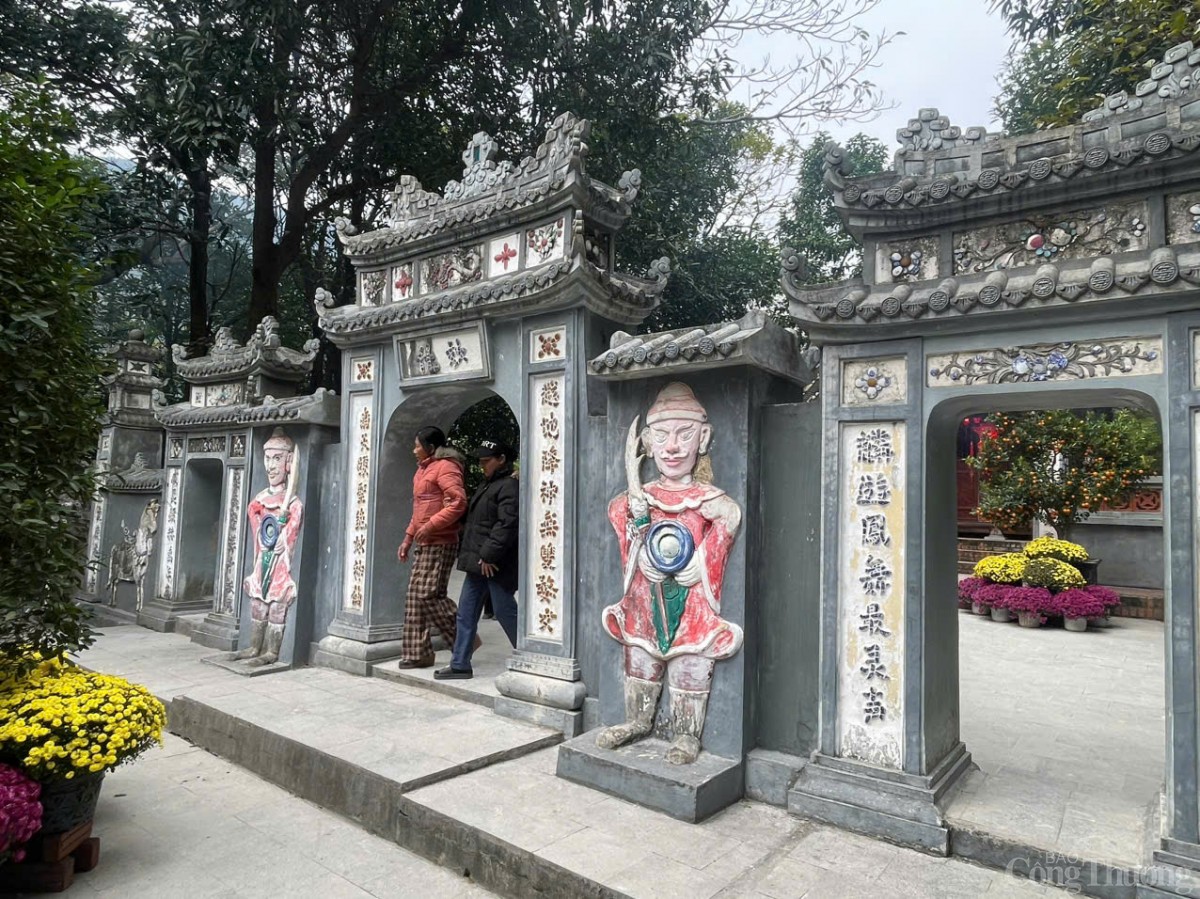 Các trang trí hoạ tiết tại đền thờ Thánh Mẫu Liễu Hạnh Các trang trí hoạ tiết tại đền thờ Thánh Mẫu Liễu Hạnh
