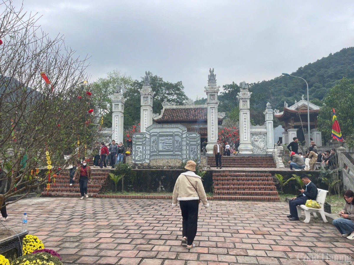 Hàng trăm năm nay, từ ngày mồng 1 đến mồng 3 tháng Ba âm lịch, người dân xã Quảng Đông thành tâm tổ chức lễ giỗ Mẫu đồng thời tại 2 điểm là đình làng Vịnh Sơn và Đền thờ Thánh mẫu Liễu Hạnh Hàng trăm năm nay, từ ngày mồng 1 đến mồng 3 tháng Ba âm lịch, người dân xã Quảng Đông thành tâm tổ chức lễ giỗ Mẫu đồng thời tại 2 điểm là đình làng Vịnh Sơn và Đền thờ Thánh mẫu Liễu Hạnh